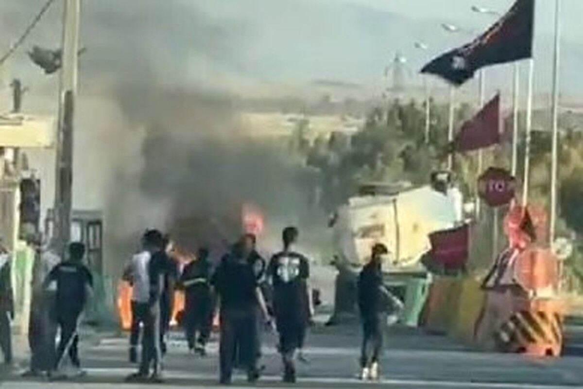 لحظه خالی کردن ترمز تریلی و تصادف روز گذشته در محور ایلام-مهران که منجر به انفجار خودرو سواری شد.