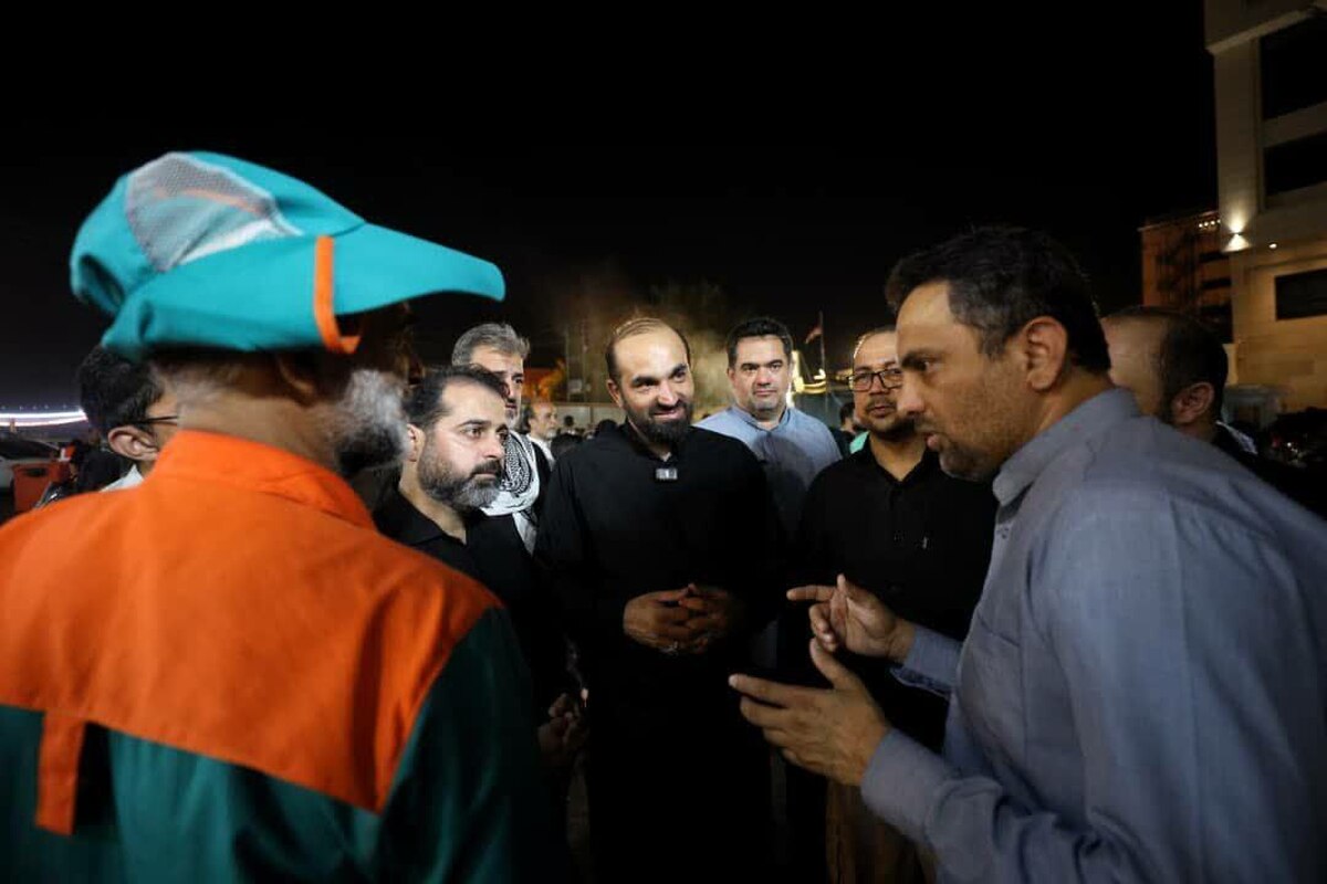 رئیس شورای اسلامی شهر مشهدمقدس به همراه رئیس کمیسیون برنامه، بودجه، فناوری اطلاعات و منابع انسانی از خدمات رسانی پاکبانان مشهدی در نجف اشرف بازدید کردند.