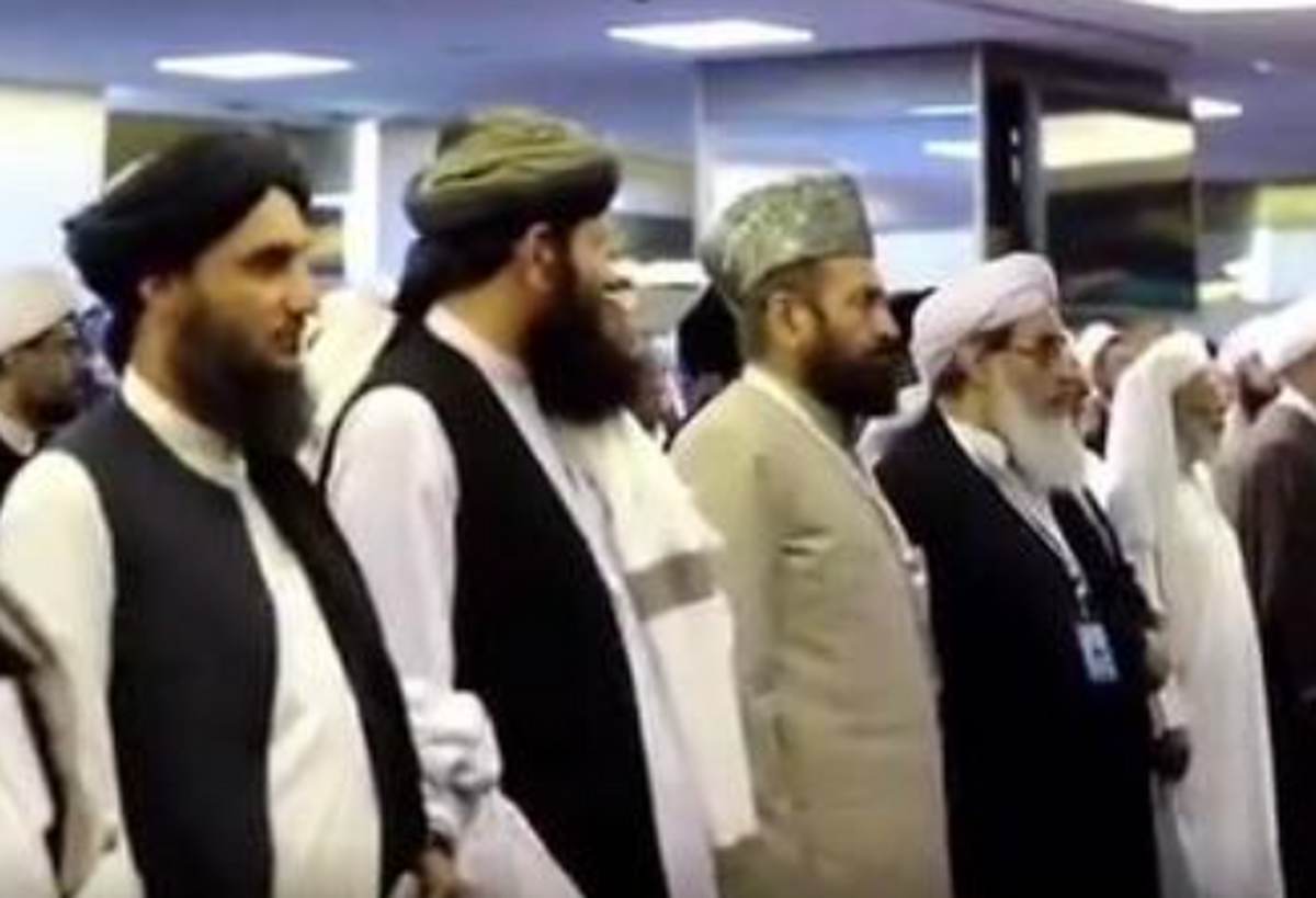 در نشست امروز اعضای کنفرانس اسلامی در برج میلاد، اعضای هیئت طالبان در هنگام پخش سرود ملی ایران ایستادند و ادای احترام کردند.