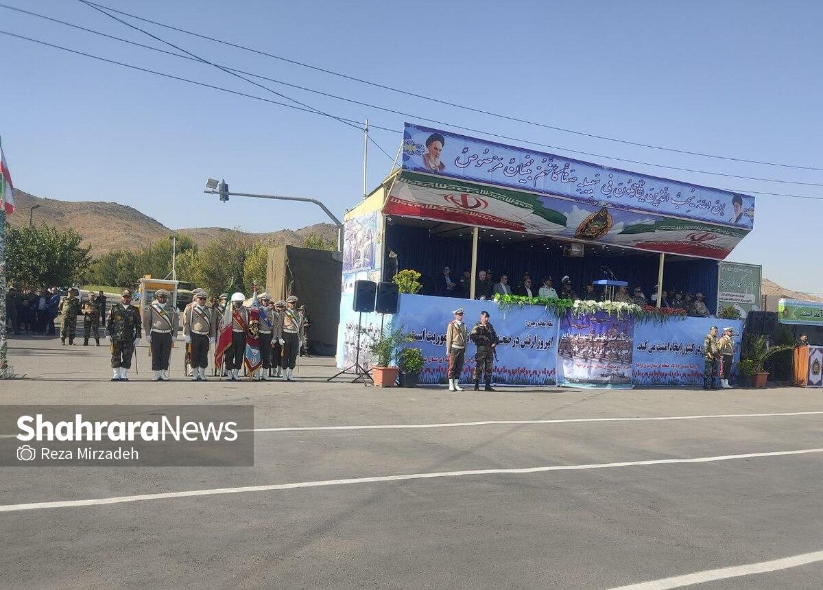 همزمان با آغاز هفته دفاع مقدس، مراسم رژه یگان‌های منتخب نیرو‌های مسلح در مشهد برگزار شد.