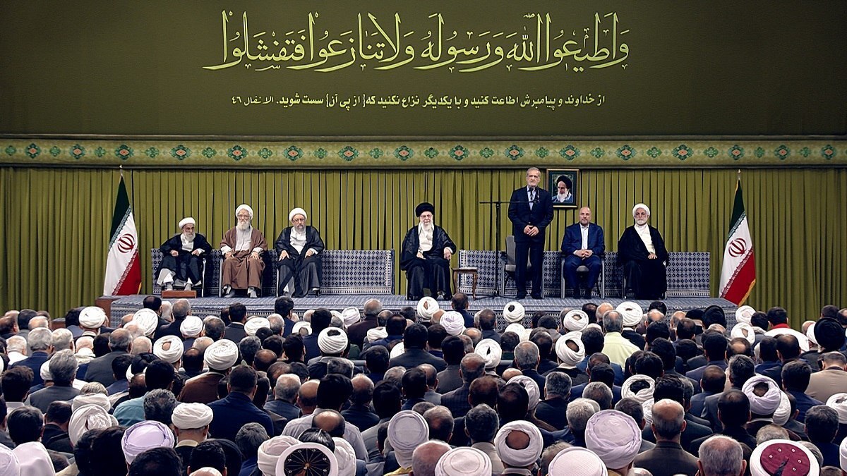 جمعی از مسئولان نظام، سفرای کشور‌های اسلامی و مهمانان سی‌وهشتمین کنفرانس وحدت با حضرت آیت‌الله خامنه‌ای رهبر انقلاب اسلامی دیدار کردند.
