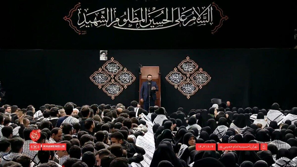 همزمان با اربعین حسینی امروز (یکشنبه) مراسم عزاداری هیئت‌های دانشجویی در حسینیه امام خمینی (ره) و در حضور رهبر انقلاب اسلامی برگزار شد.