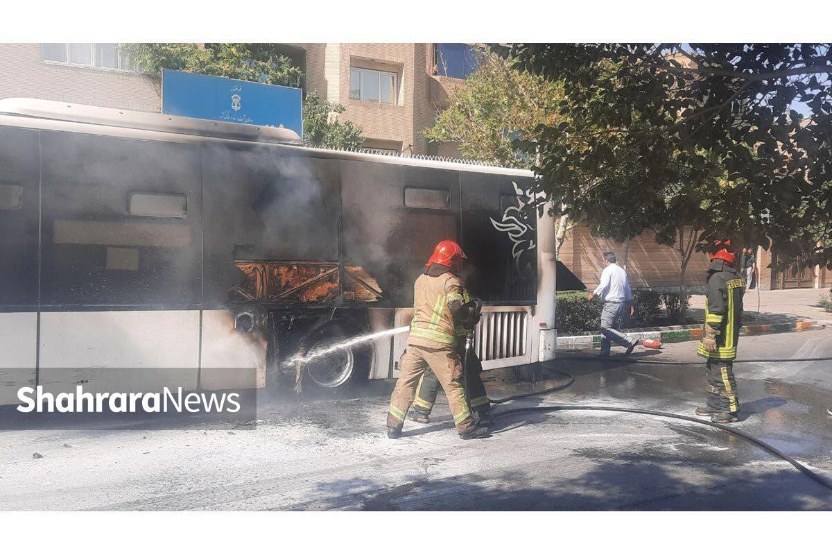 ظهر امروز یک دستگاه اتوبوس درون شهری در بلوار ساجدی مشهد دچار حریق شد.