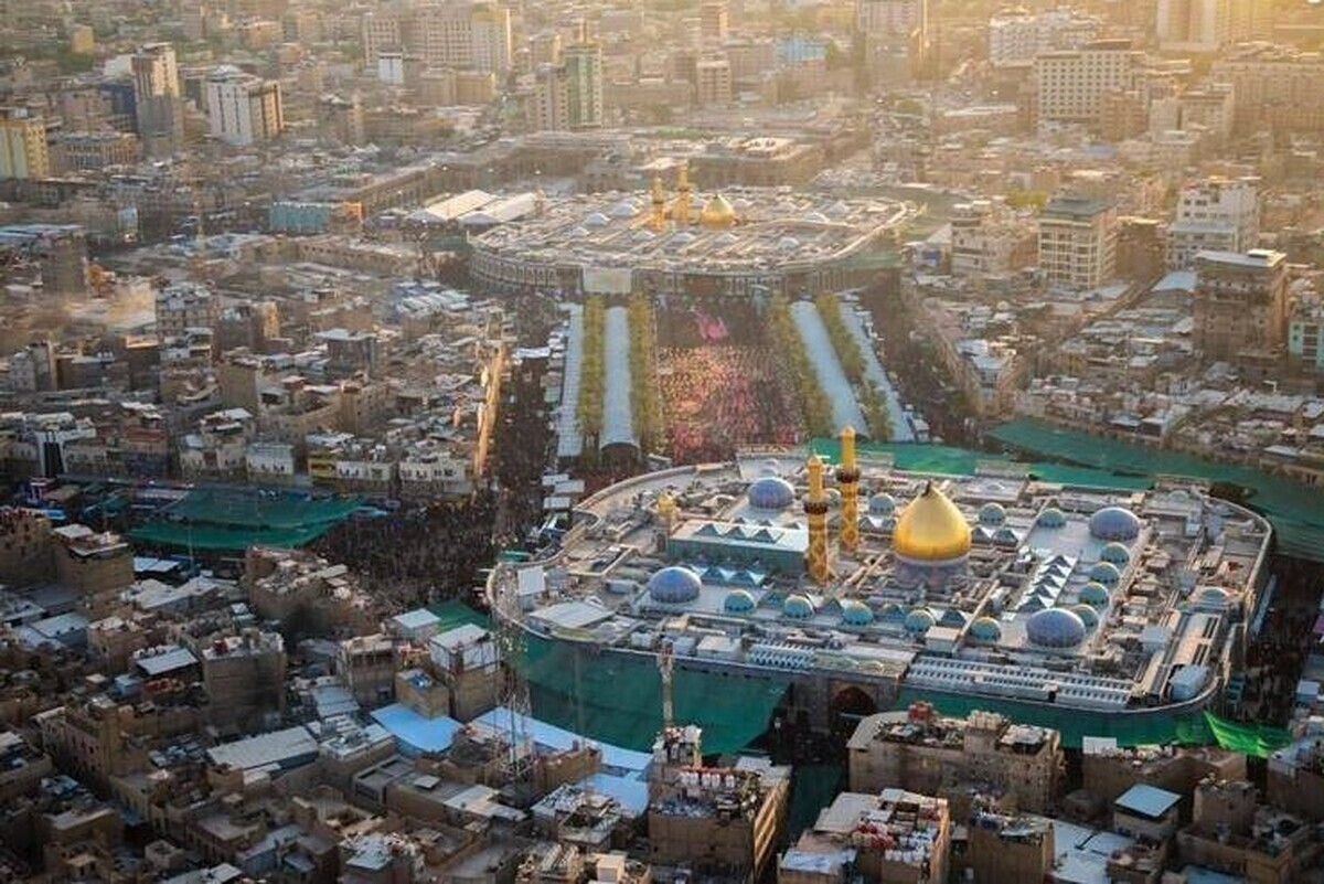 ظهر اربعین هم گذشت اما همچنان بین الحرمین مملو از زائران است. دلدادگان حسین علیه السلام پروانه وار در این مکان مقدس مشغول زیارت هستند.