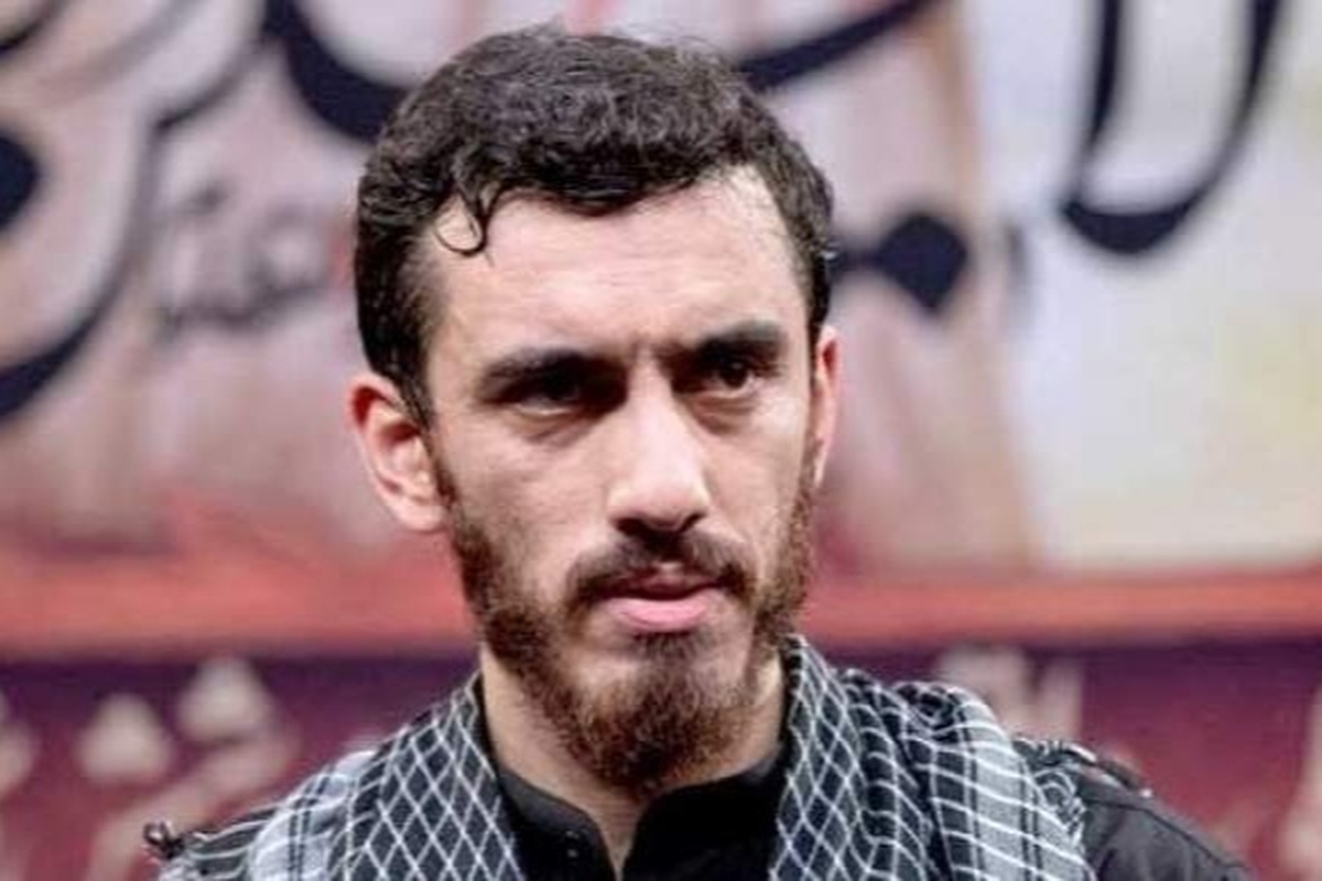 تصاویری از مداح معروف کشورمان حاج مهدی رسولی منتشر شده که نشان می‌دهد او در میان جمعیت متراکم عزاداران مشغول میدان‌داری برای ایجاد وحدت در بین زائران اربعین حسینی است.