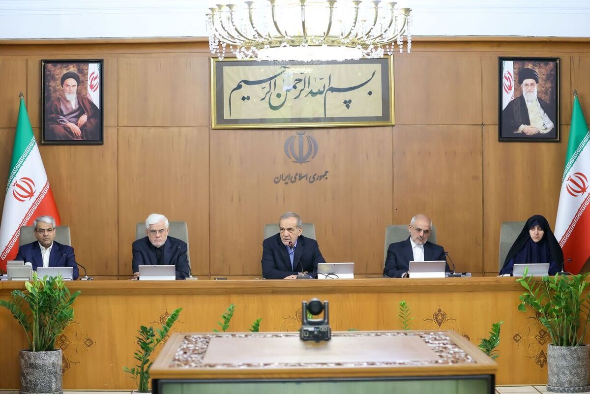 رئیس جمهور از اعضای دولت خواست که کنترل تورم، رشد و رونق تولید، مدیریت صحیح فضای مجازی، موضوع سفرهای استانی و حفظ و ارتقای نگاه و رویکرد مردمی دولت چهاردهم را به عنوان نکات محوری فرمایشات رهبر معظم انقلاب اسلامی در دیدار هیئت دولت، به شکل جدی مورد توجه قرار دهند.