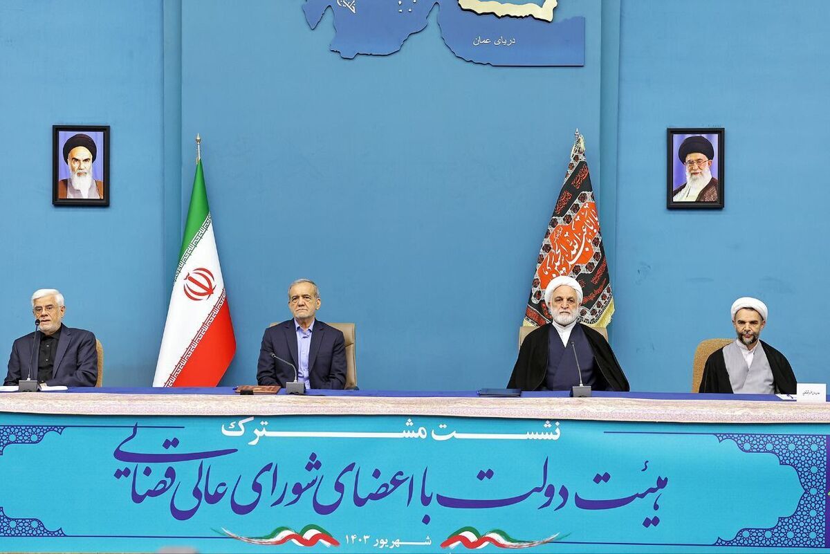 رئیس جمهور یکی از اهداف اصلی انقلاب اسلامی را حاکمیت مفاهیم ارزشمند انقلابی نظیر عدالت، انصاف، برادری و وفای به عهد برشمرد و گفت: موکدا از اعضای دولت خواستم که اگر به قصوری برخوردند، از آن عبور کرده و اگر هم تقصیری مشاهده کردند، دنبال مچ‌گیری نباشند و همان زمان به مقصر تذکر دهند تا مسیر خود را اصلاح کند.