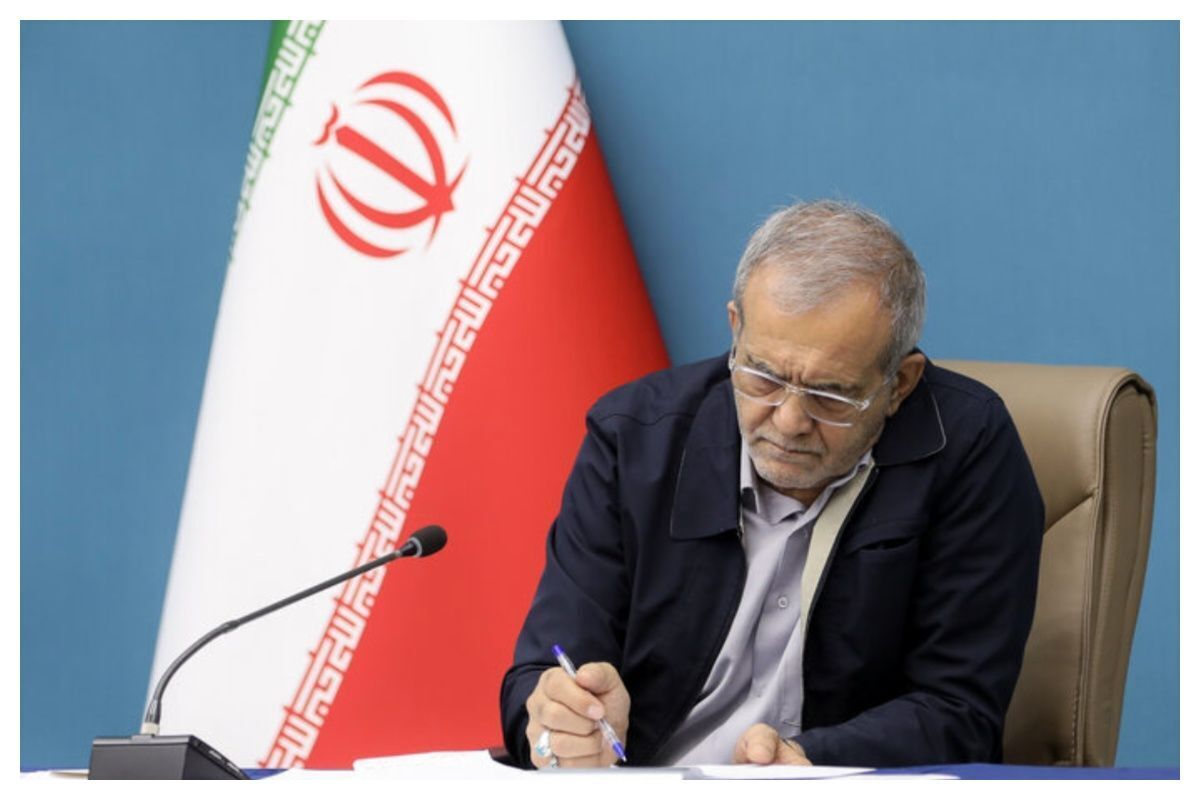 مسعود پزشکیان رئیس‌جمهور عصر امروز در آیین تودیع و عارفه وزرای سابق و جدید آموزش و پرورش طی سخنانی بیان کرد: نیروی انتظامی نوجوانان ما را هدایت نمی‌کند؛ تخریب می‌کند، مدرسه است که جوانان ما را هدایت می‌کند.