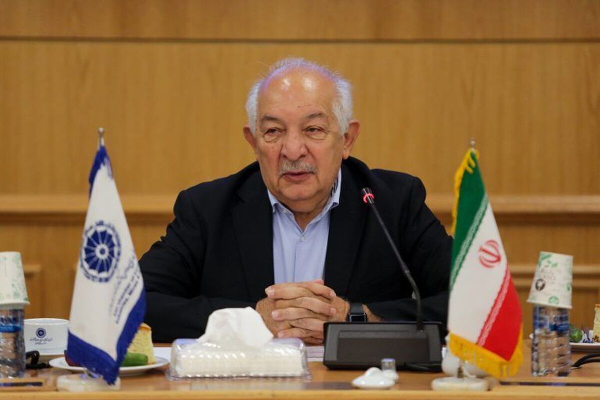 رئیس اتاق بازرگانی مشهد گفت : در حالی‌که عنوان می‎‌شود تولید برق استان پنج هزار مگاوات است اما مصرف ما حدود چهار هزار مگاوات برآورد می‎‌شود، چرا صنایع ما ناگزیرند بار قطعی انرژی را بر دوش بکشند؟
