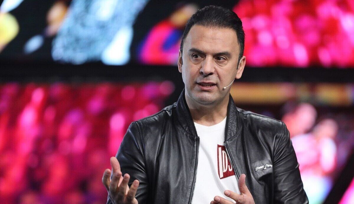 مهدی پاشازاده، پیشکسوت استقلال معتقد است برکناری نکونام در این برهه اقدامی خنده دار است.