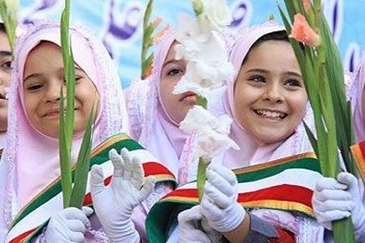 یک مدرسه شاد دارای مدیری شاد و مثبت نگر، آموزگاران شاد با آموزش‌های لذت‌بخش، کلاس‌های تمیز و دارای رنگ و نور مناسب و دارای فضایی مناسب برای یادگیری و حیاط سبز است.