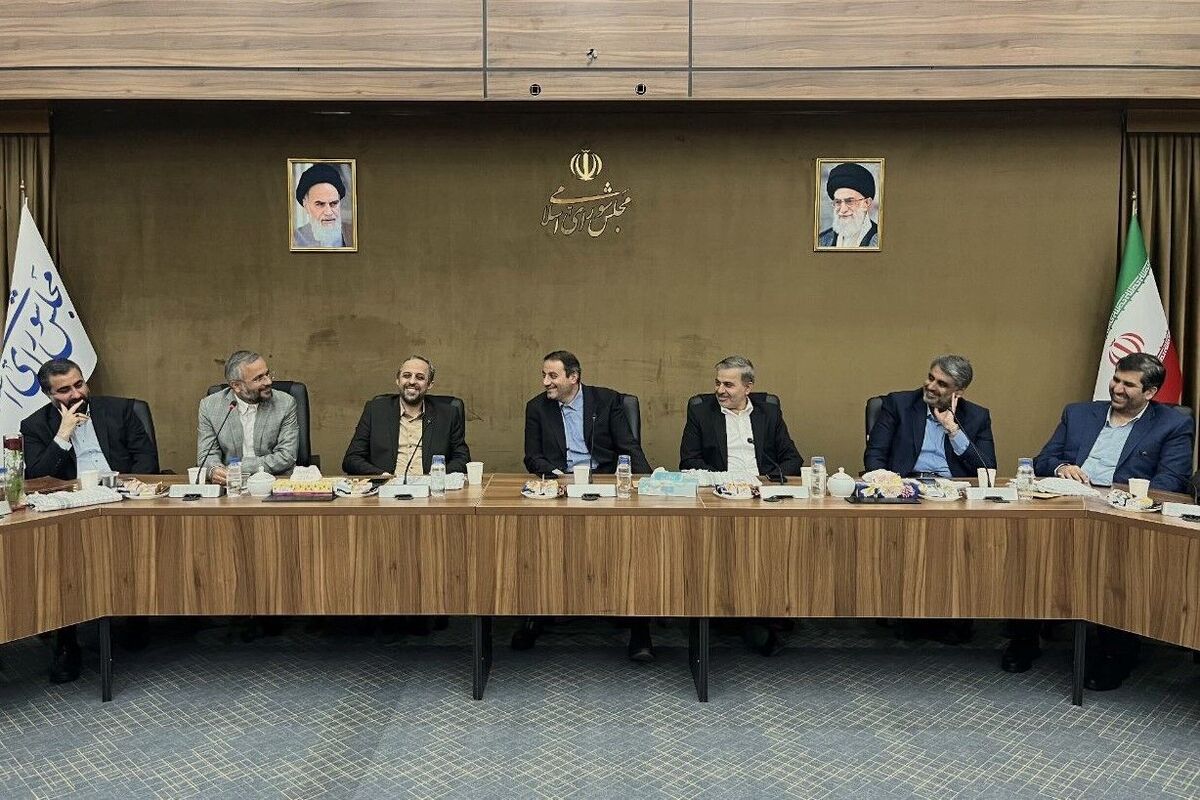 ایمان شمسایی به عنوان رئیس مرکز ارتباطات، رسانه و امور فرهنگی مجلس منصوب و جایگزین محمدعلی قندهاری نیا شد.