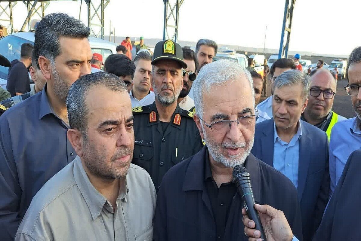 وزیر کشور گفت: ۱۷ نفر از معدنچیان در حادثه طبس در فاصله هزار متری دهانه ورودی تونل محبوس هستند و نیرو‌های امدادی در فاصله ۴۰۰ متری آنها قرار دارند.