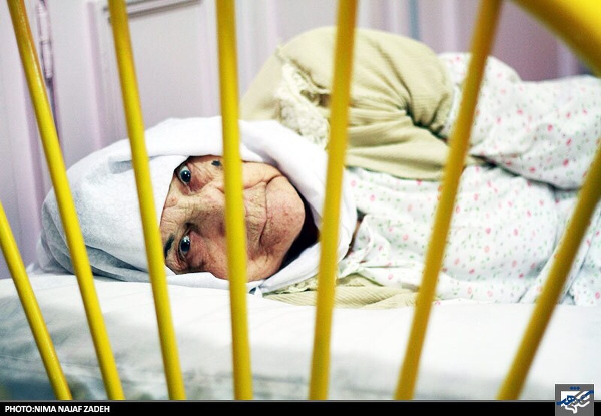بنا به آخرین آمار مرکز آمار ایران، ۹۱۶ هزار و ۲۴۳ سالمند تحت پوشش بهزیستی هستند اما فقط ۹۱۶ هزار نفر از آن‌ها تحت پوشش خدمات بهزیستی قرار دارند که منطقی به نظر نمی‌رسد چراکه خدمات بهزیستی شامل کمتر از ۱۰ درصد سالمندان کل کشور می‌شود.