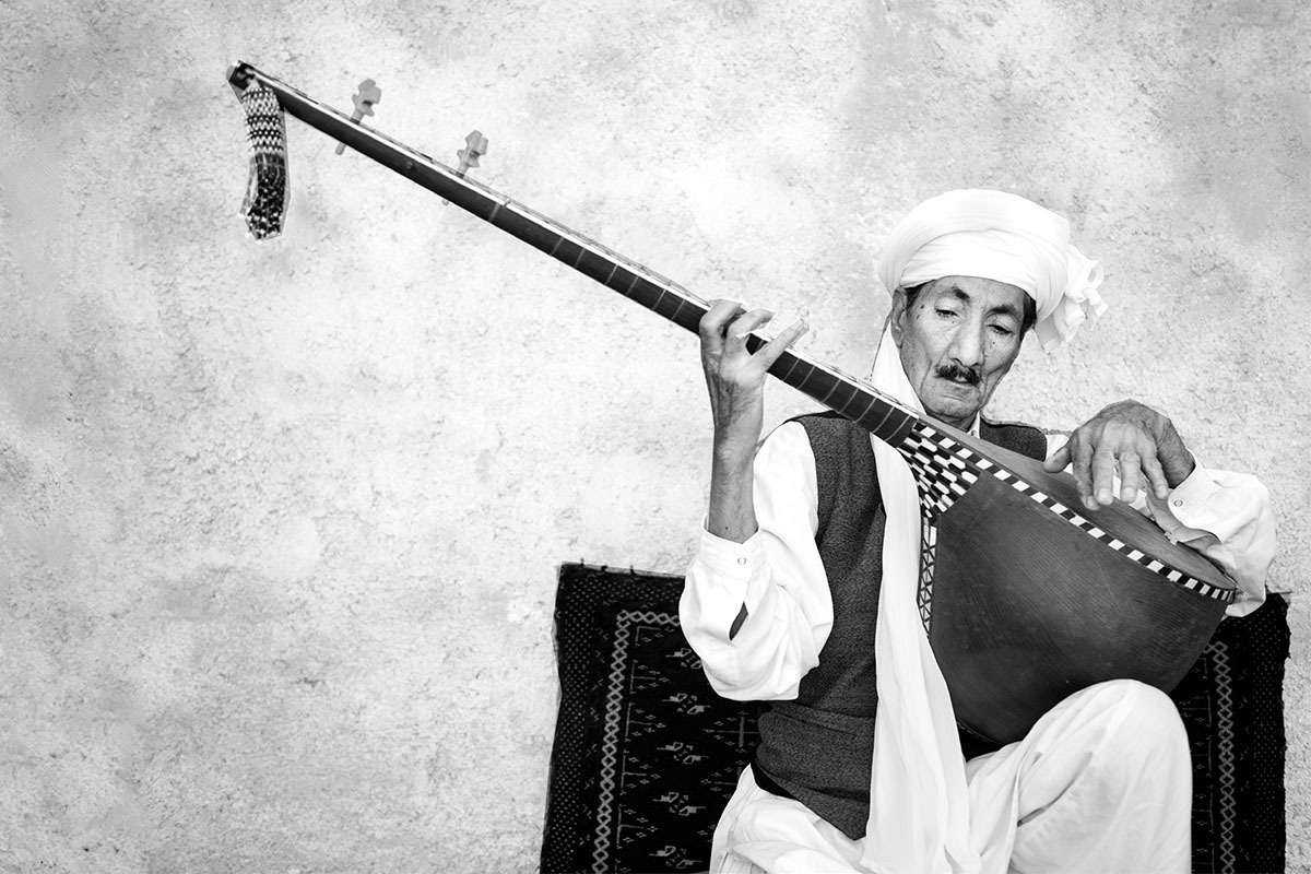 غلامعلی راست می‌گفت: «دوتار یک جور فریاد است، اما این فریاد زدن به معنای خشونت نیست. بیشتر جوشش و عصیان روح است. روال دوتار زدن این گونه است که از یک دعوا شروع و به آشتی ختم می‌شود.»