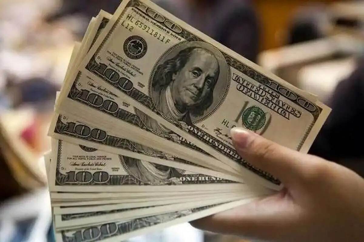 با توجه به حضور و مداخله بازارساز در بازار، قیمت تتر نسبت به دیروز ۱۰۰۰ تومان کاهش یافته و بازاری‌ها می‌گویند امروز حتماً شاهد کاهش محسوس قیمت دلار در معاملات فردایی هم خواهیم بود.