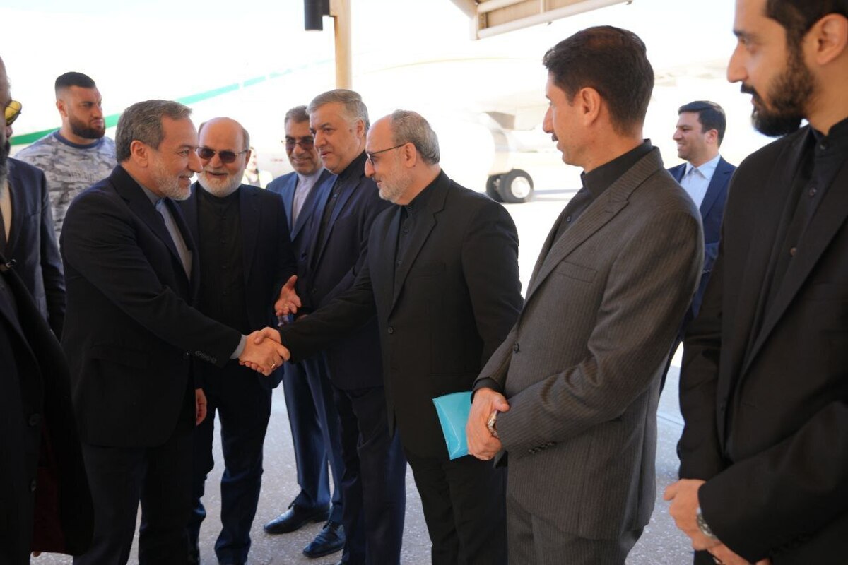 روزنامه‌نگار و مستندساز در واکنش به سفر رئیس دستگاه دیپلماسی کشورمان به لبنان نوشت: پرواز عباس عراقچی در حالی در فرودگاه بیروت نشست که راننده تاکسی‌ها با ۱۰۰ دلار هم آن سمت نمی‌روند.