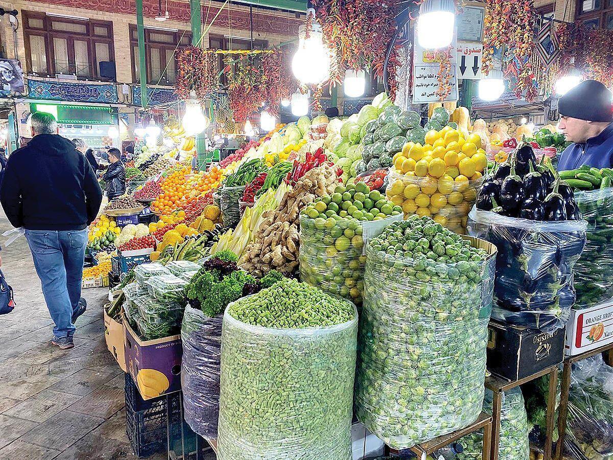 اتحادیه بارفروشان مشهد نرخ انواع میوه و صیفی جات با سه کیفیت ممتاز، درجه یک و درجه دو در میادین میوه و تره بار سطح شهر مشهد را اعلام کرد.