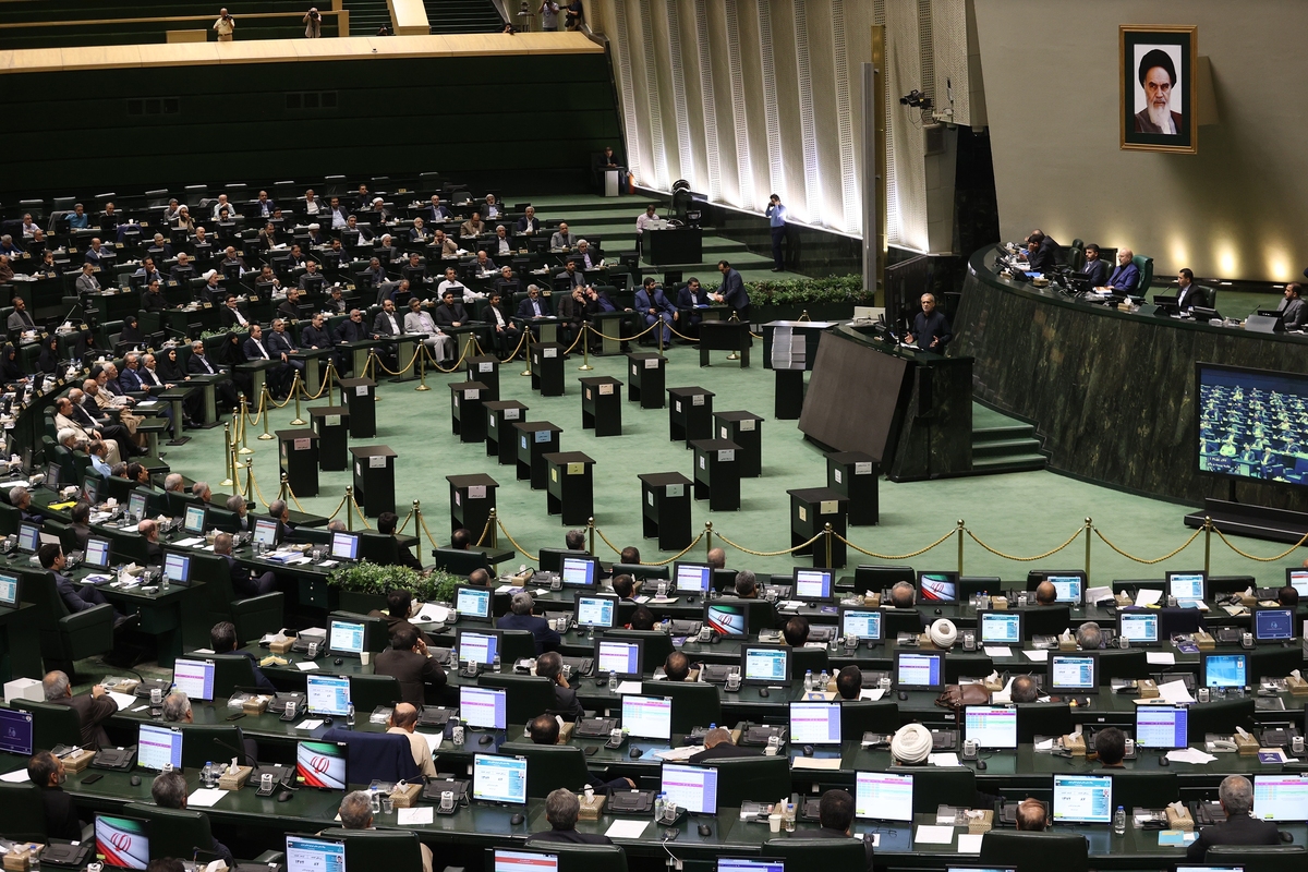 معاون امور پارلمانی دولت از رایزنی ها برای حل مشکل استعفای عبدالکریم حسین‌زاده و حضور وی در کابینه خبر داد.