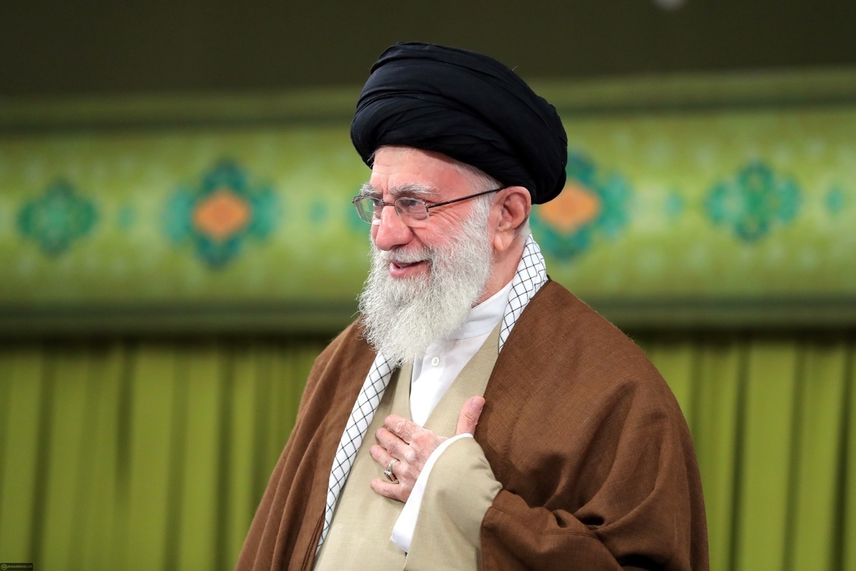 از دیدگاه آیت‌الله العظمی خامنه‌ای زن تراز انقلاب اسلامی به واسطه انقلابی‌گری و کنشگری خود در متن و مرکز است و عفیف و محجبه و شریف بودن را به منزله لوازم آن به دست می‌آورد.