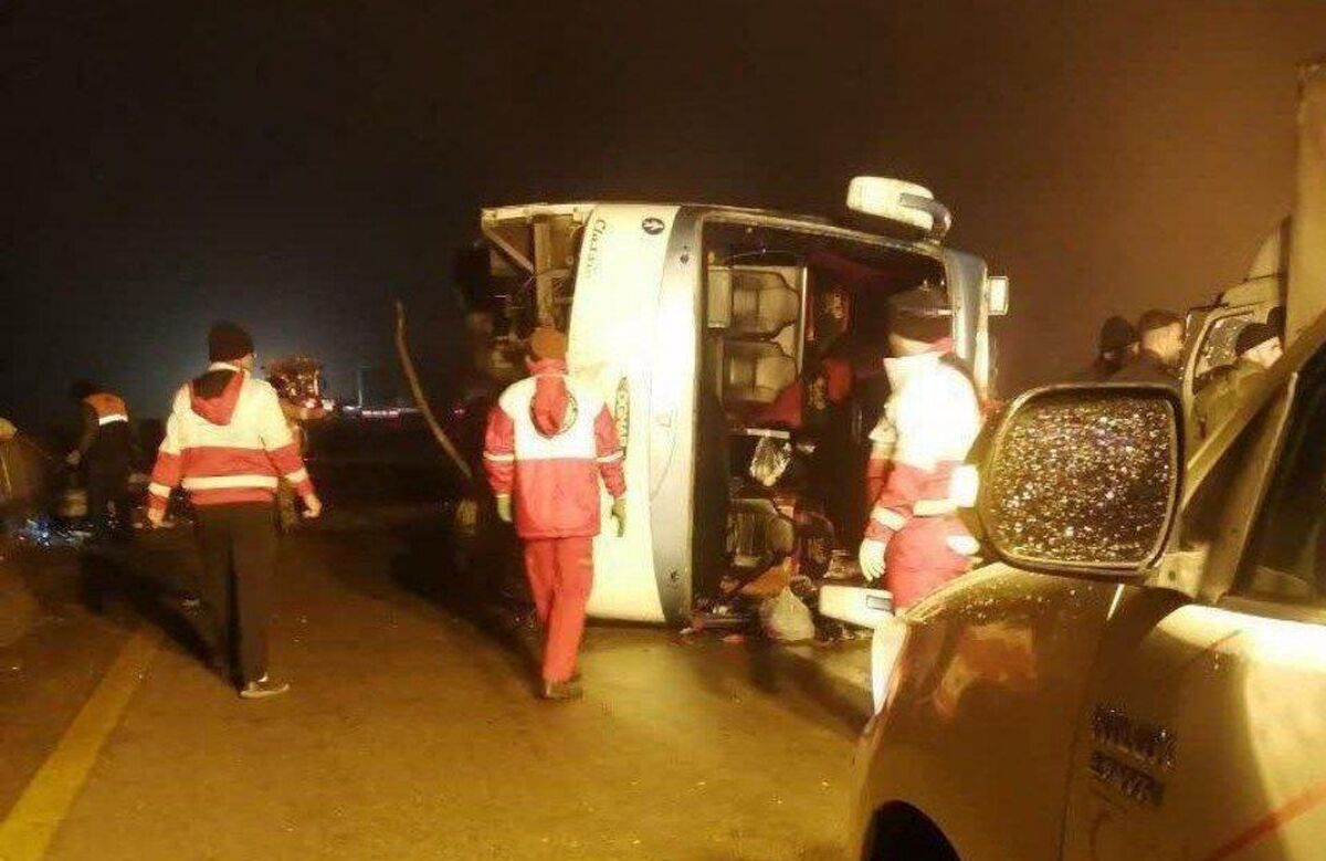 هلال احمر خوزستان اعلام کرد که در نتیجه واژگونی اتوبوس در جاده شوش به اهواز یک نفر کشته و ۱۴ تن دیگر زخمی شدند.