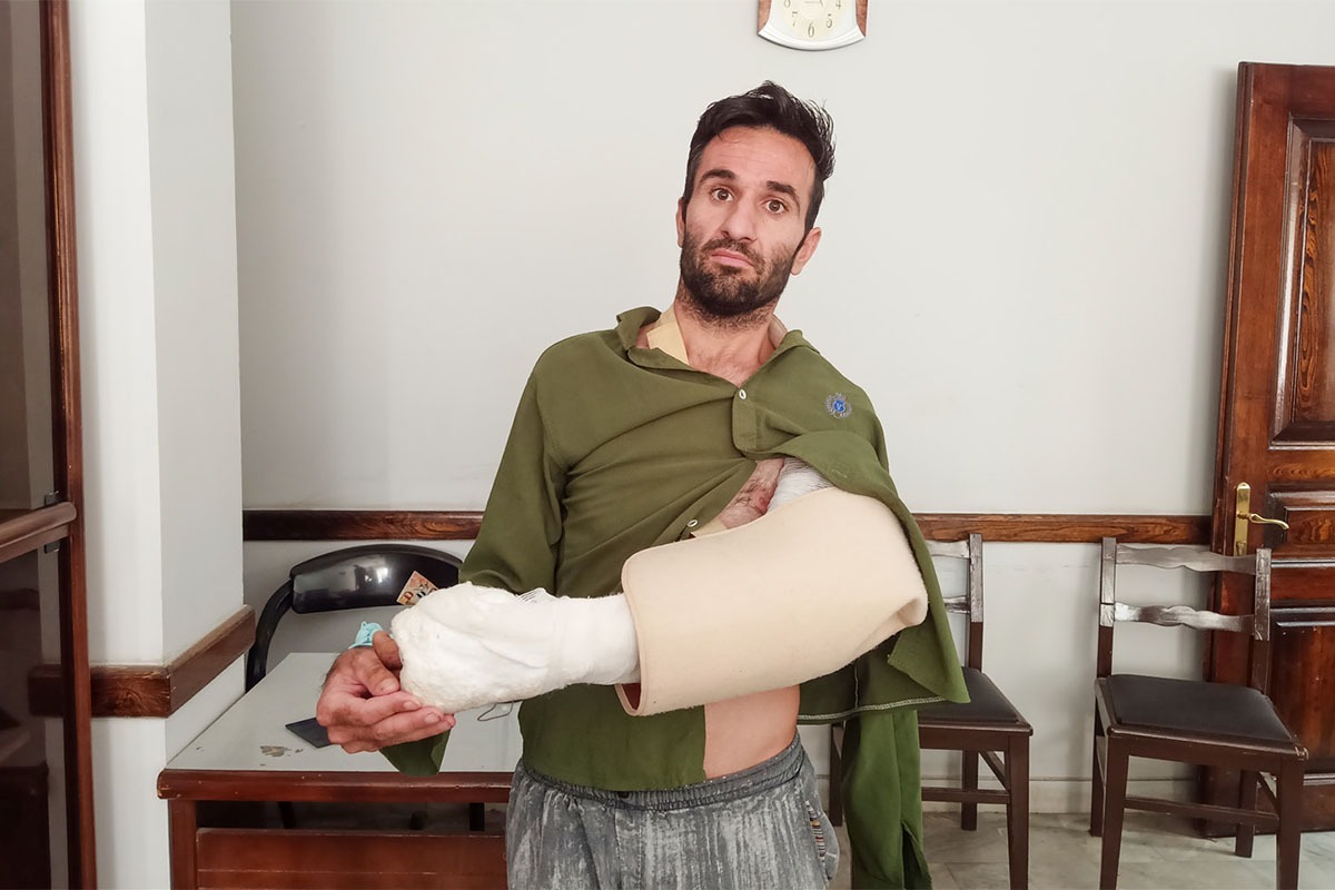مرد جوان به همراه دو نفر از دوستانش در میدانگاه روستای زاک، در حوالی مشهد، نشسته بود که ناگهان پرایدی مقابلش ترمز زد و ناگهان صدای رگبار گلوله، او را برای نجات جانش به تکاپو انداخت. 