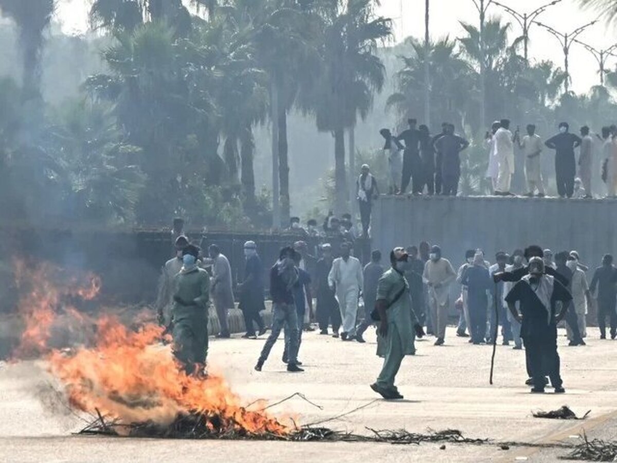 حامیان نخست‌وزیر پیشین پاکستان در اسلام‌آباد و با وجود مسدود بودن راه‌ها و استفاده پلیس از گاز اشک‌آور راهپیمایی برگزار کردند.