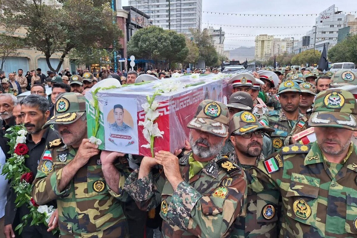 پیکر مطهر سرباز وظیفه «شهید امیرمحمد کاخکی»، از سربازان نیروی زمینی ارتش جمهوری اسلامی ایران، امروز ۱۵ مهر، در مشهد مقدس تشییع شد.