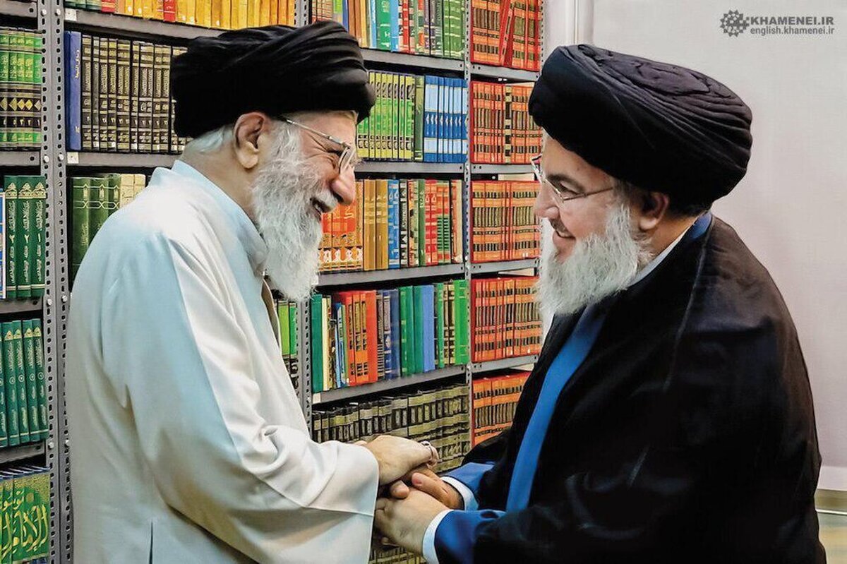 ۱۶مهر سالروز شهادت سردار شهید حسین همدانی است. به همین مناسبت، دستخط رهبر معظم انقلاب و شهید سیدحسن نصرالله در قرآن اهدایی به خانواده شهید همدانی، منتشر شده است.