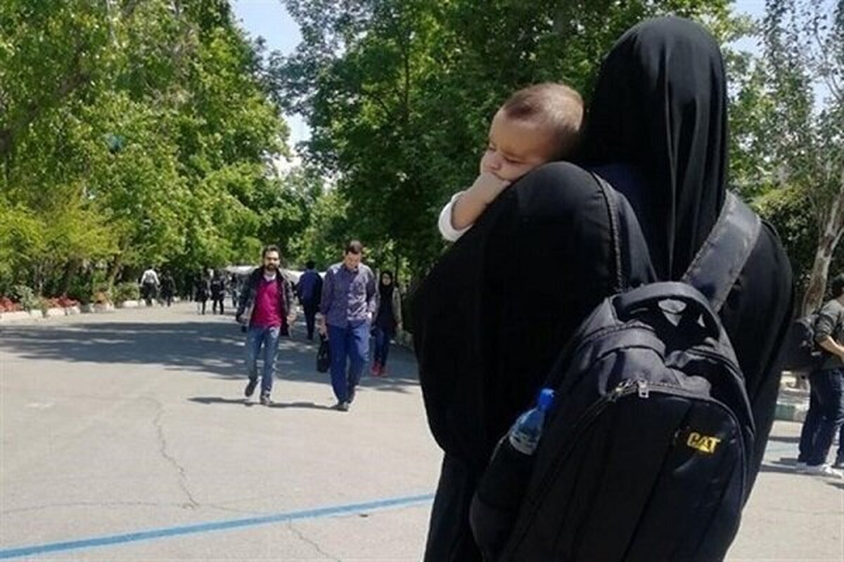 نبود راهکار مناسب برای نگهداری از فرزند به دلیل نبود ساختار‌های اجتماعی متناسب نیاز‌های مادران موجب می‌شود که بانوانی که دغدغه پیشرفت اجتماعی و تحصیلی دارند از تن دادن به مسئولیت مادری سر باز زنند و یا آن را به تأخیر بیندازند و در بهترین شرایط به داشتن یک فرزند اکتفا کنند.