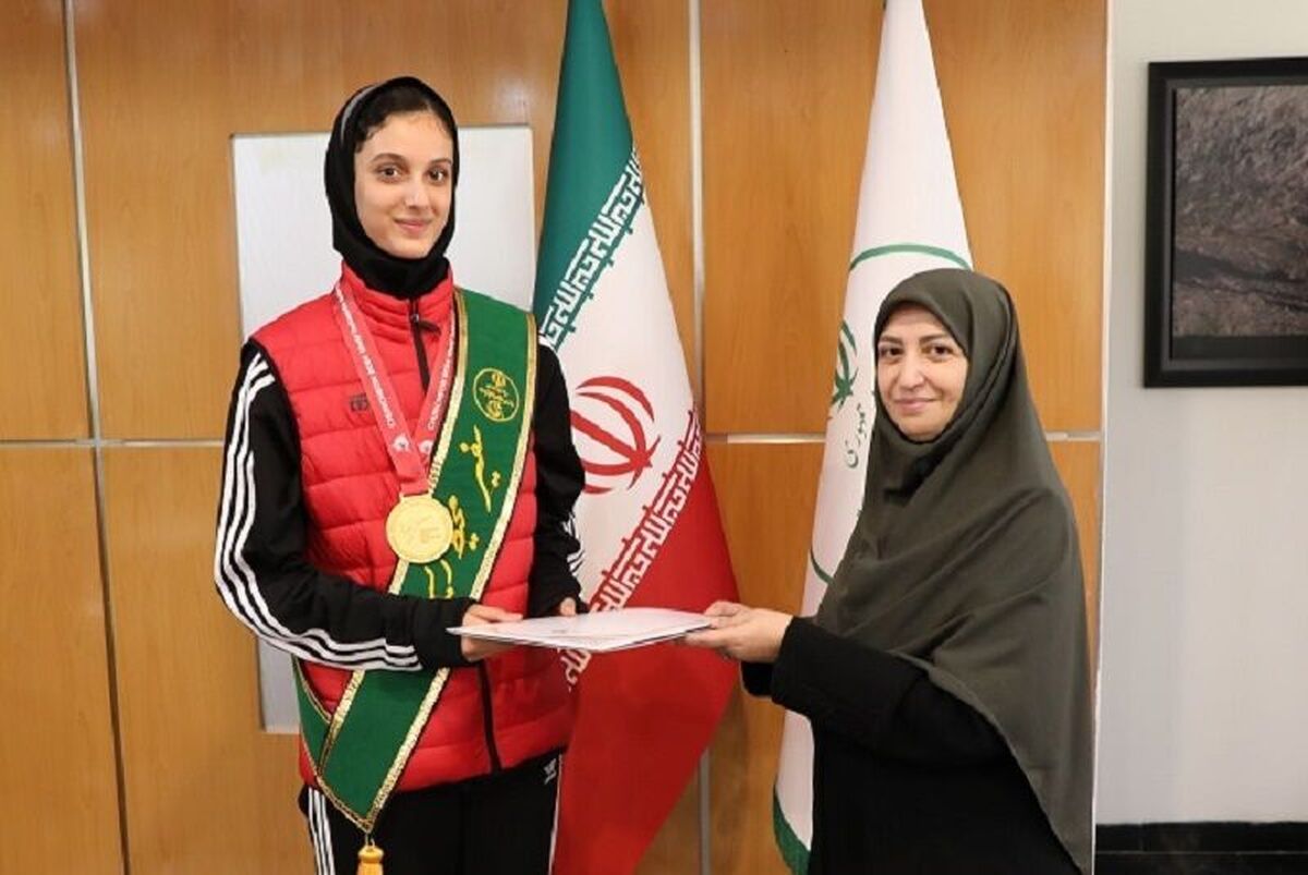 نشان سفیر محیط زیست به حنا زرین کمر، قهرمان تکواندوی دختران جهان اعطا شد.