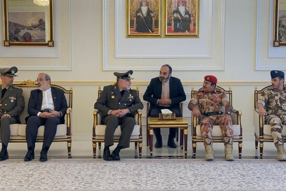 همزمان با برگزاری رزمایش‌های زمینی و دریایی ایران و عمان، فرمانده نیروی زمینی ارتش جمهوری اسلامی ایران وارد مسقط شد.