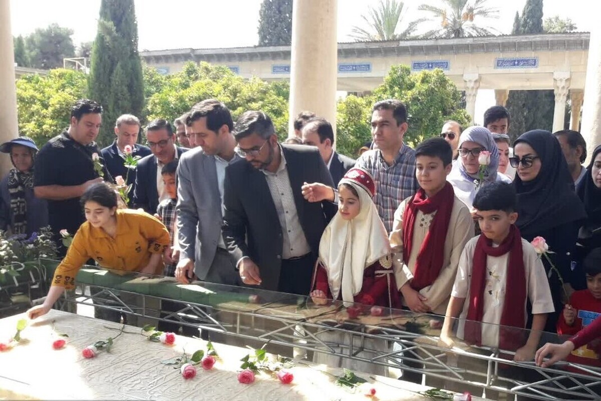 هر ساله به مناسبت فرا رسیدن یادروز حافظ، مسئولان فرهنگی، شعرا و اهالی فرهنگ و ادب در حافظیه گردهم آمده و آرامگاه حافظ را گلباران می کنند.