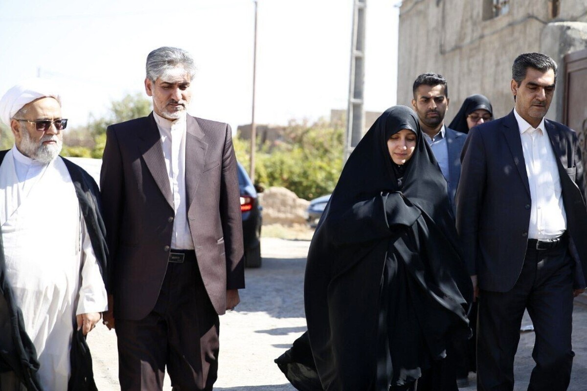 معاون رئیس‌جمهور در امور زنان و خانواده در منازل جانباختگان حادثه معدن طبس حضور یافت و از آنها دلجویی کرد.
