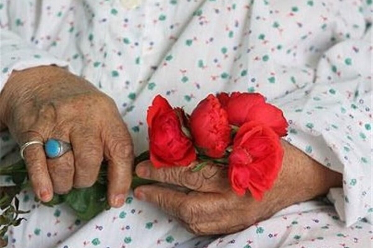 آخرین برآورد‌های بخش جمعیت سازمان ملل متحد اعلام می‌کند که میانگین عدد سن امید به زندگی در ایران برای هر دو جنسیت (مردان و زنان) ۷۷.۳۳ سال، برای زنان ۷۸.۵۴ سال و برای مردان ۷۶.۲۲ سال است.