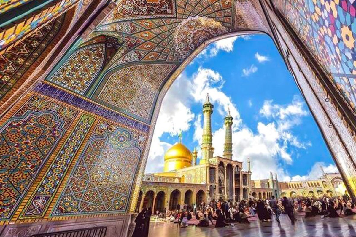 دلش خون برادر بود، به قم رسید، باعزت و احترام پیشوازش رفتند، احترامش کردند، پیش قدم هایش گل ریختند. مریض شد. دلتنگی برادر امانش را بریده بود، پلک هایش روی هم آمد و برادر ندیده از دنیا رفت.