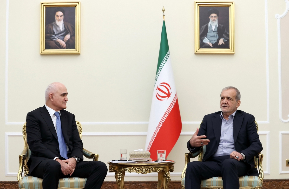رئیس جمهوری اسلامی ایران در دیدار با معاون نخست وزیر جمهوری آذربایجان، با بیان اینکه بازشدن پای کشورهای دیگر به منطقه را به‌صلاح کشورهای این منطقه نمی‌دانیم، تصریح کرد که از تمام پروژه‌هایی که ارتباطات میان کشورهای اسلامی را بیش از پیش توسعه دهد، استقبال می‌کنیم.