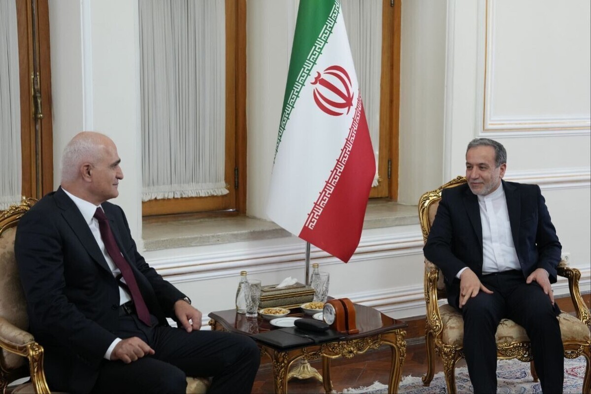 معاون نخست وزیر جمهوری آذربایجان در دیدار با وزیر امورخارجه کشورمان رویکرد باکو برای برقراری صلح در منطقه را مورد تاکید قرار داد و عنوان کرد جمهوری آذربایجان به هیچ وجه اجازه نخواهد داد از قلمرو کشورش تعرضی به همسایگان صورت گیرد.