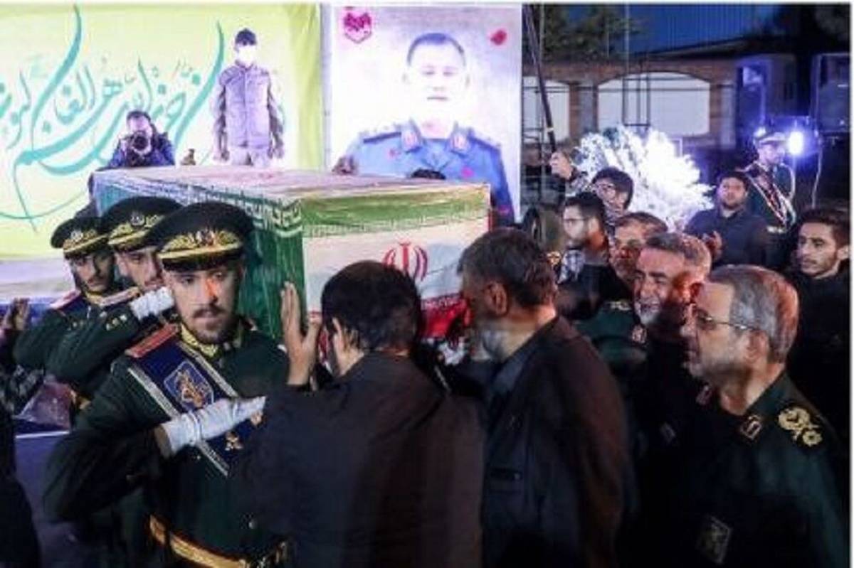 پیکر سردار ارزشمند اسلام شهید نیلفروشان برای آخرین وداع وارد امامزاده شاه‌میر حمزه اصفهان شد.