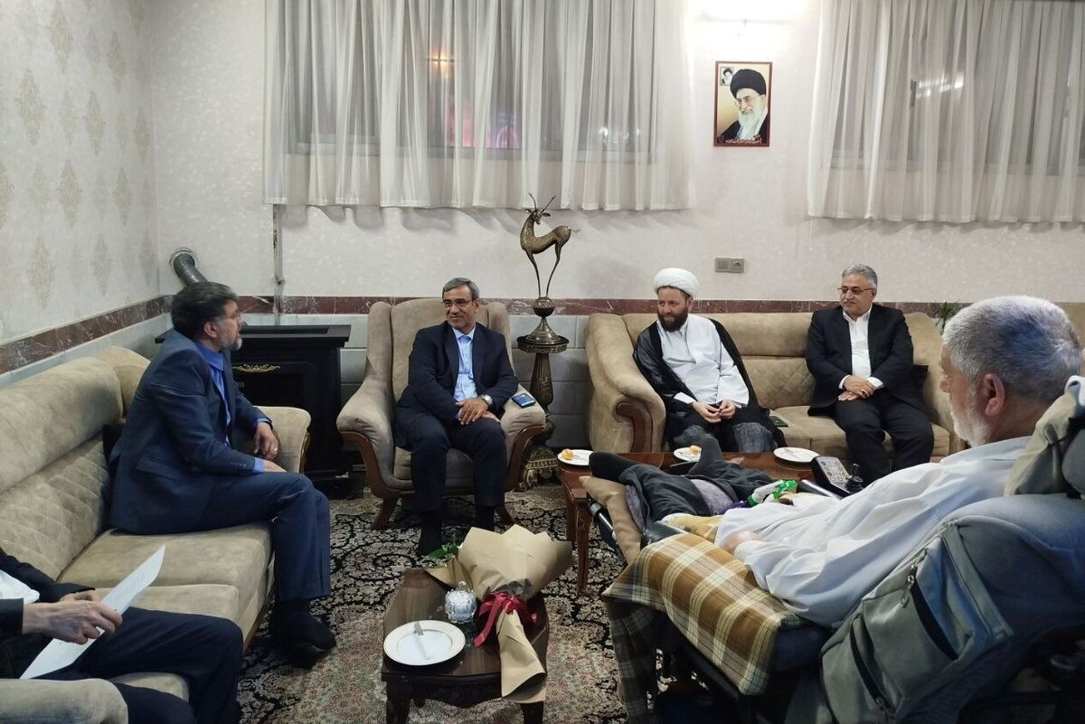 استاندار خراسان رضوی با خانواده‌های «شهید حسین ترکمن‌سرابی» و جانباز ۷۰ درصد، «غلامحسین صفایی»، دیدار و گفت‌وگو کرد.