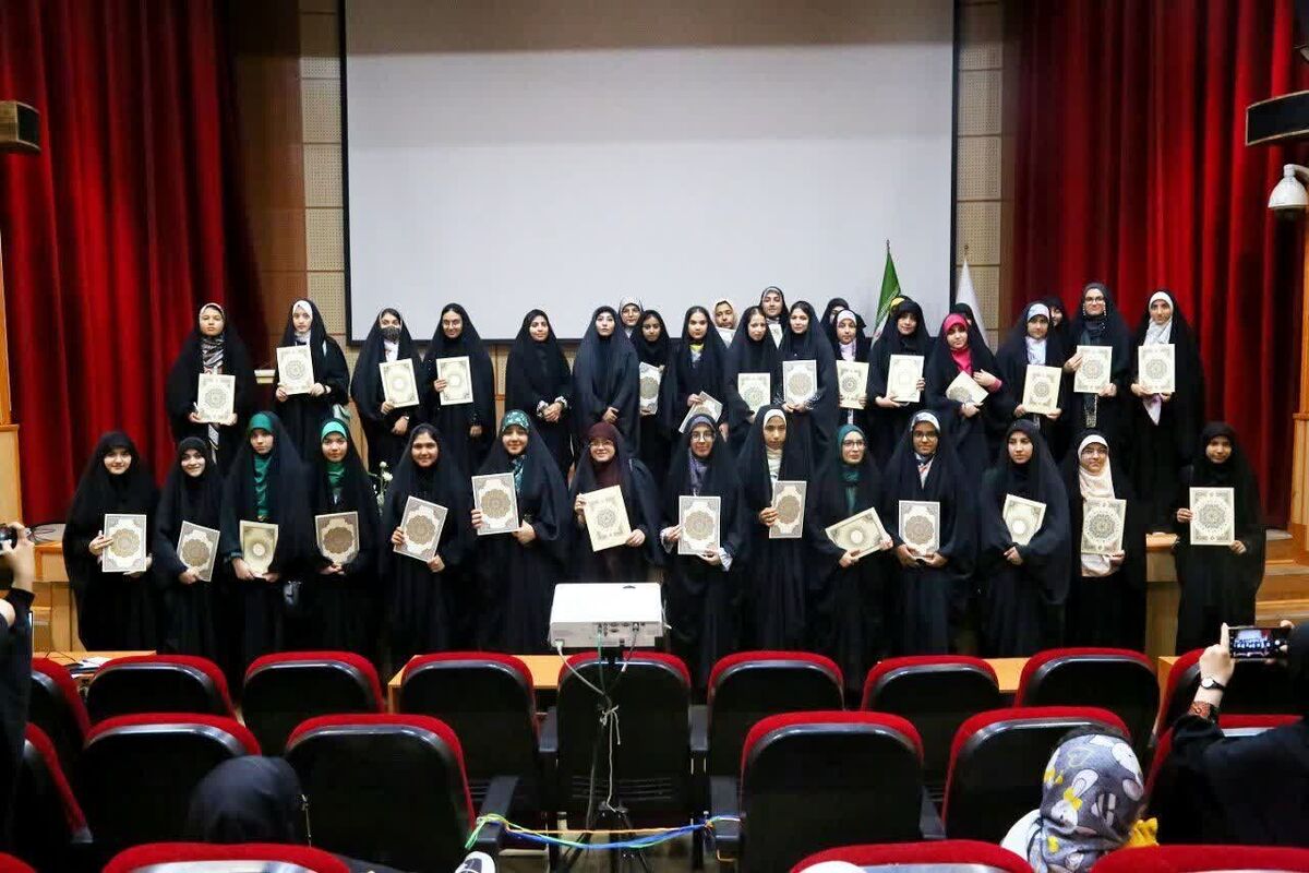 آیین اختتامیه و اهدای جوایز پنجمین جشنواره تئاتر دختران تمدن ساز استان قم که با محوریت طرح زیست عفیفانه برپا شده بود، برگزار شد.