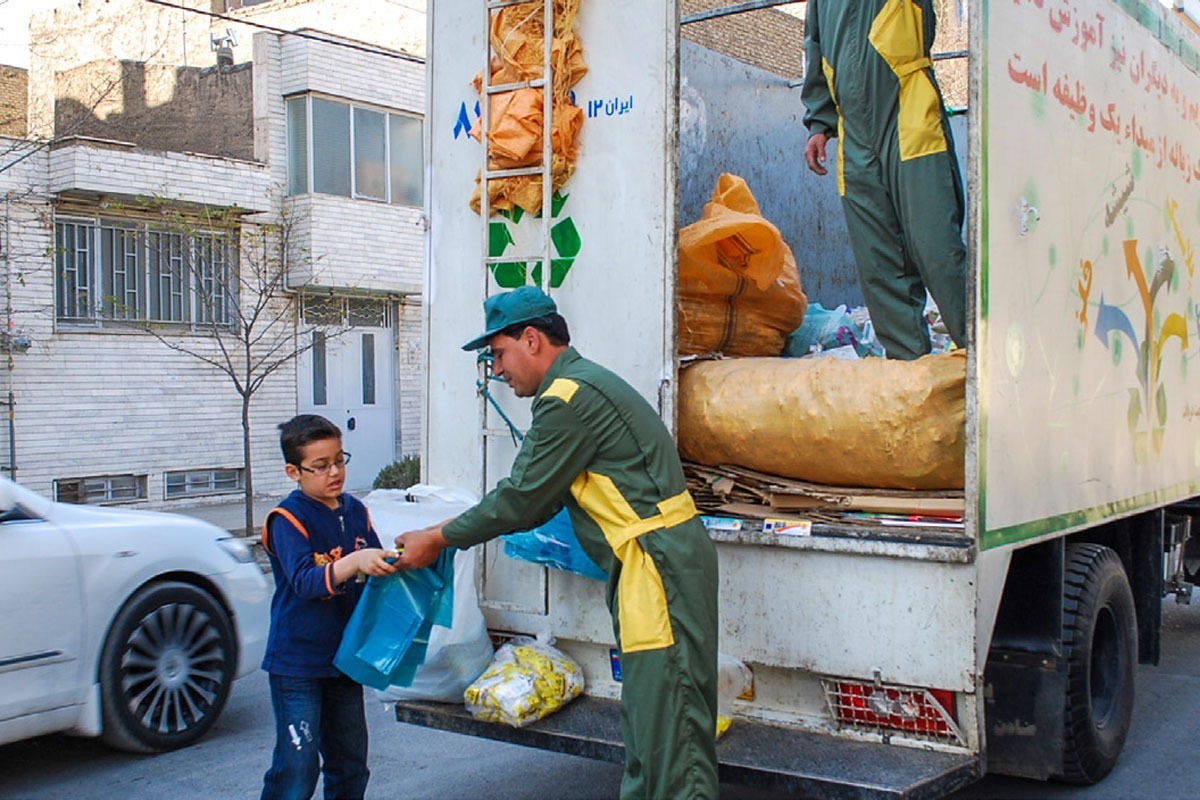 براساس آمار‌های شهرداری مشهد، روزانه بیش از  دو هزار تن زباله خانگی در  این شهر تولید می‌شود که فقط نزدیک به  ۲۰درصد آن، زباله خشک قابل‌بازیافت است.
