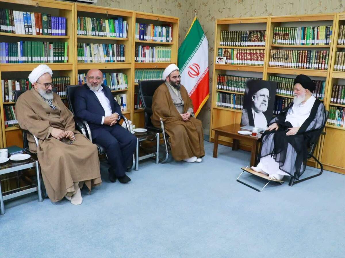 نماینده ولی‌فقیه در خراسان رضوی گفت: تلاش کنید استعداد‌های نوجوانی را که در زمینه مرثیه‌سرایی و مداحی کشف می‌کنید، برای خدمت در دستگاه اهل‌بیت(ع) تربیت و پرورش دهید.