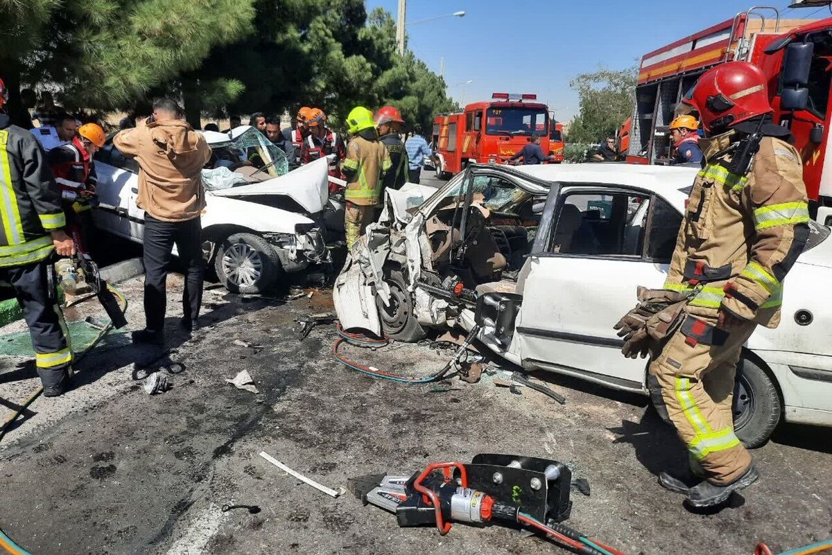 معاون عملیات سازمان آتش نشانی مشهد از برخورد شدید ۲ خودروی سمند در بلوار اندیشه و مصدومیت ۸ سرنشین خبر داد.