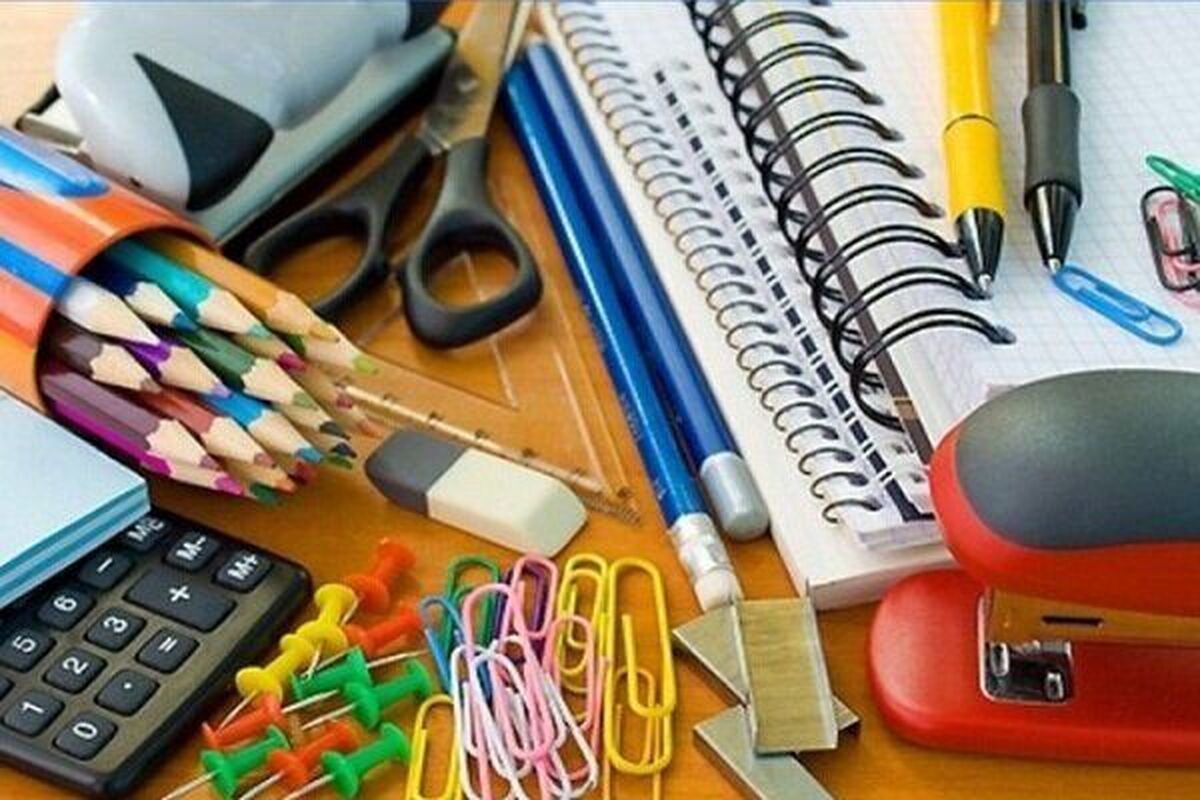 وقتی قفسه‌های فروشگاه‌ها از قلم‌ها و دفتر‌های لوکس و گران‌قیمت پر می‌شود، این لوازم‌التحریر دیگر تنها ابزار‌های آموزشی نیستند، بلکه به نشانه‌هایی از موقعیت اجتماعی و پرستیژ تبدیل می‌شوند. به جای تمرکز بر آموزش و یادگیری، رقابت بر سر داشتن «شیک‌ترین» و «گران‌ترین» لوازم‌التحریر به معیاری برای ارزش‌گذاری دانش‌آموزان بدل می‌شود. اما آیا تا به حال فکر کرده‌اید که لوازم‌التحریر لوکس چه تأثیر عمیقی بر دنیای آموزشی و روانی دانش‌آموزان می‌گذارند؟