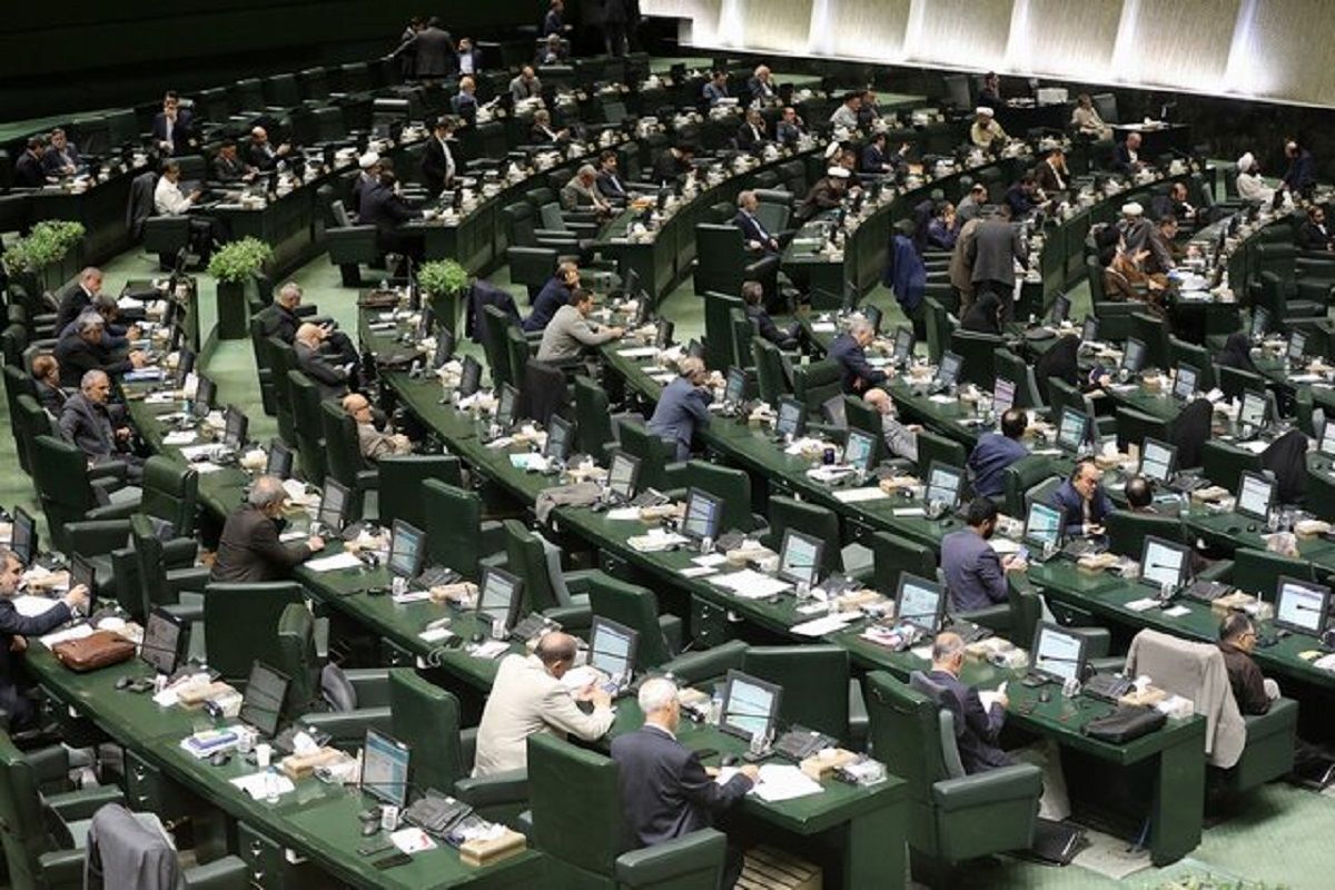 سخنگوی کمیسیون اجتماعی مجلس شورای اسلامی گفت: کاهش ساعت کاری به ۴۰ ساعت در هفته تصویب شد.