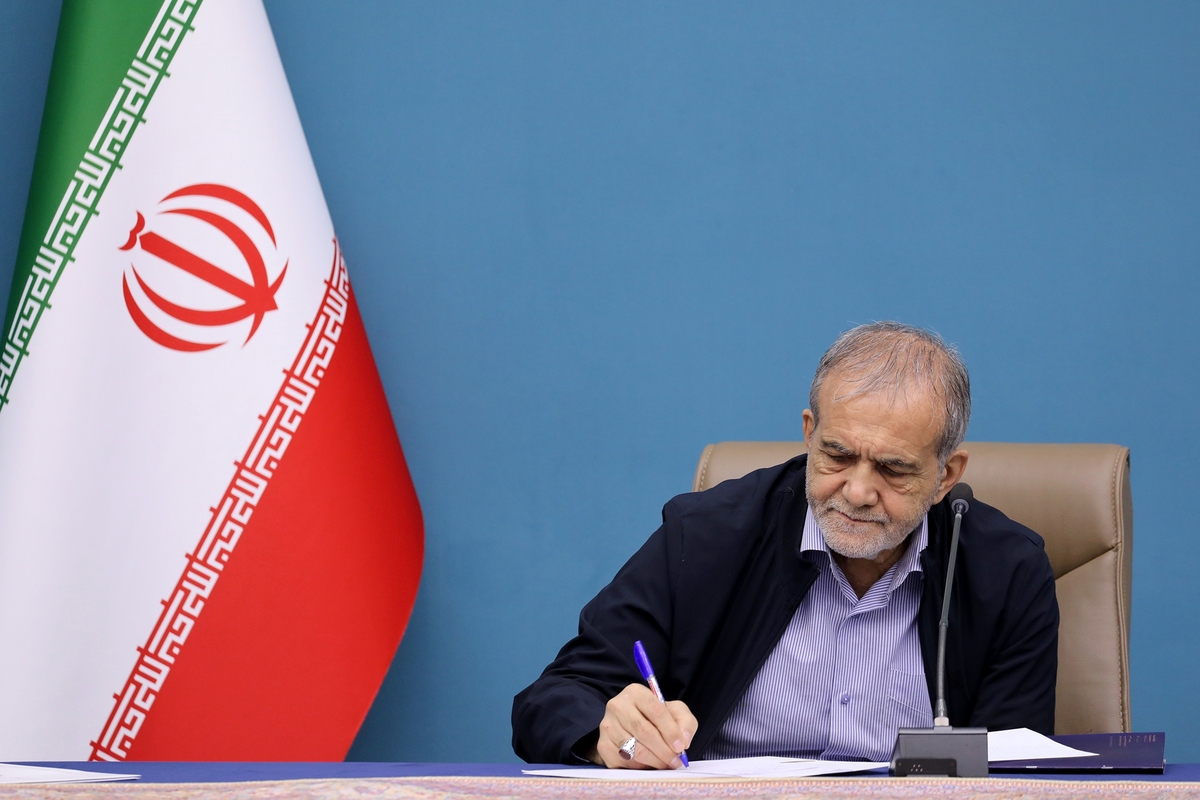 جلسه‌ ستاد اقتصادی دولت با حضور رئیس‌جمهور، معاون اول رئیس‌جمهور، وزیر امور اقتصادی و دارایی، رئیس کل بانک مرکزی، رئیس سازمان بورس و اوراق بهادار و سایر اعضای ستاد اقتصادی دولت برگزار شد.