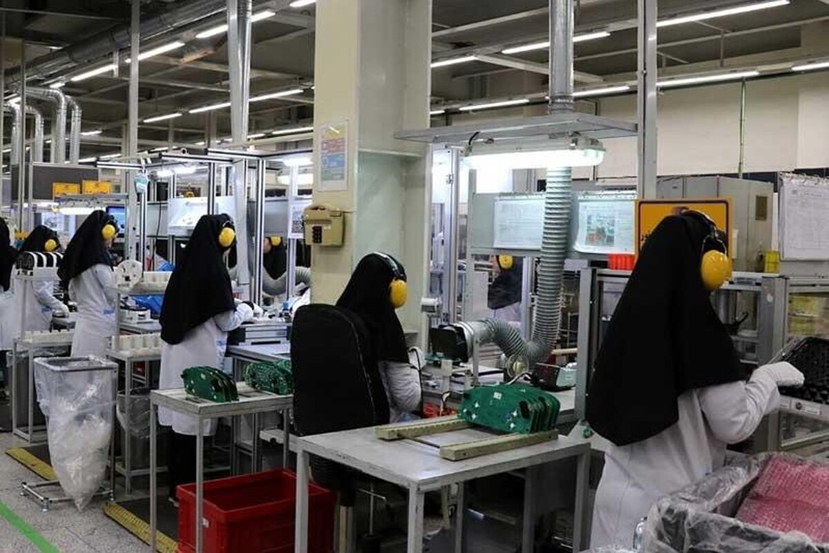 معاون بازنشستگی اداره کل مستمری‌های سازمان تامین اجتماعی گفت: در ماده ۷۶ بیمه تامین اجتماعی گفته شده خانم‌ها با ۵۵ سال سن و ۲۰ سال سابقه می‌توانند بازنشسته شوند. این امتیاز برای کسانی است که مستخدم دولت نیستند بلکه مشمول قانون کارند.