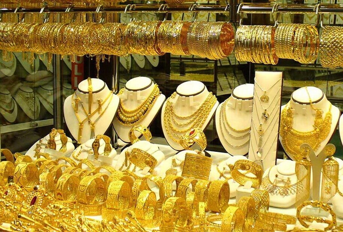 رئیس اتحادیه فروشندگان و سازندگان طلا، جواهر، نقره و سکه تهران نسبت به خرید طلا و سکه در فضای مجازی هشدار داد و گفت: برخی افراد سودجو در سکه‌های پلمب نیز تقلب‌هایی از جمله سکه‌های غیربانکی، عیار کمتر، کارت‌های جعلی انجام می‌دهند و آنها را وارد بازار می‌کنند.