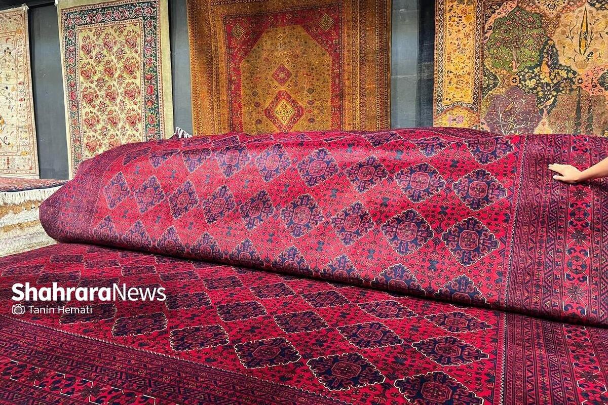 رئیس کمیسیون فرش، صنایع دستی و گردشگری اتاق تعاون ایران گفت: متأسفانه تحریم‌های داخلی چندبرابر بیشتر از تحریم‌های خارجی اثرات نامطلوبی بر صنعت فرش داشته و به آن لطمه زده‌اند.